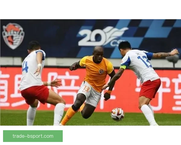 康瓜凭速度优势在青岛海牛边路反击中屡次威胁对方防线